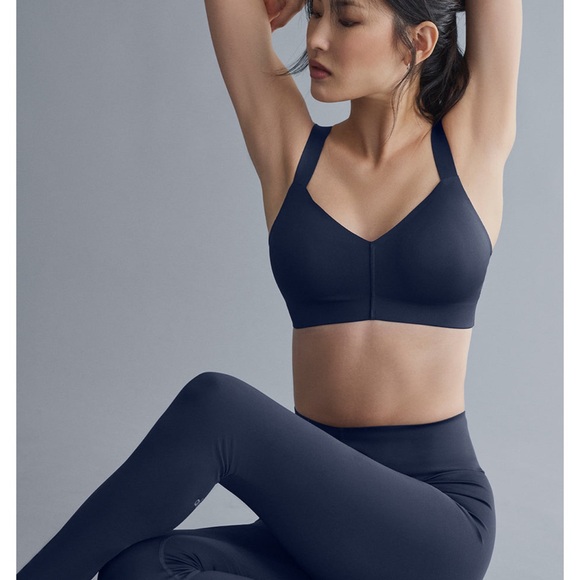 ALO Yoga Other - New nwt ALO airlift strength bra navy blue size medium